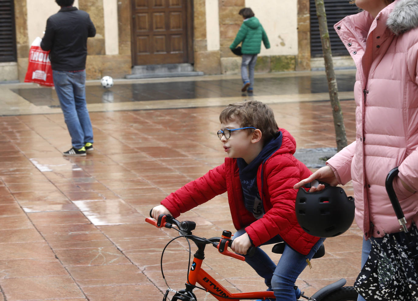 Este domingo se abrían las puertas de los hogares asturianos para que los menores de 14 años pudieran salir a la calle. Se cerraron para ellos el pasado 14 de marzo, cuando el presidente Pedro Sánchez decretaba el estado de alarma por la crisis sanitaria del coronavirus y ha tenido que pasar más de un mes para que el Gobierno diese permiso a las familias empezar a salir a la calle con los pequeños para hacer paseos cortos. Este 26 de abril se aliviaba el encierro en miles de hogares de Asturias y los pequeños han sabido aprovecharlo.