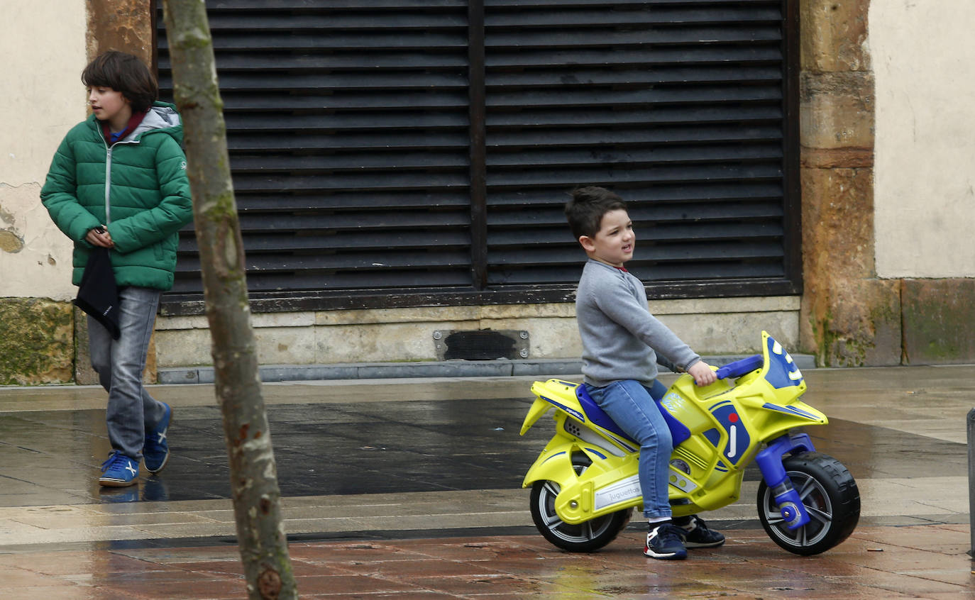 Este domingo se abrían las puertas de los hogares asturianos para que los menores de 14 años pudieran salir a la calle. Se cerraron para ellos el pasado 14 de marzo, cuando el presidente Pedro Sánchez decretaba el estado de alarma por la crisis sanitaria del coronavirus y ha tenido que pasar más de un mes para que el Gobierno diese permiso a las familias empezar a salir a la calle con los pequeños para hacer paseos cortos. Este 26 de abril se aliviaba el encierro en miles de hogares de Asturias y los pequeños han sabido aprovecharlo.