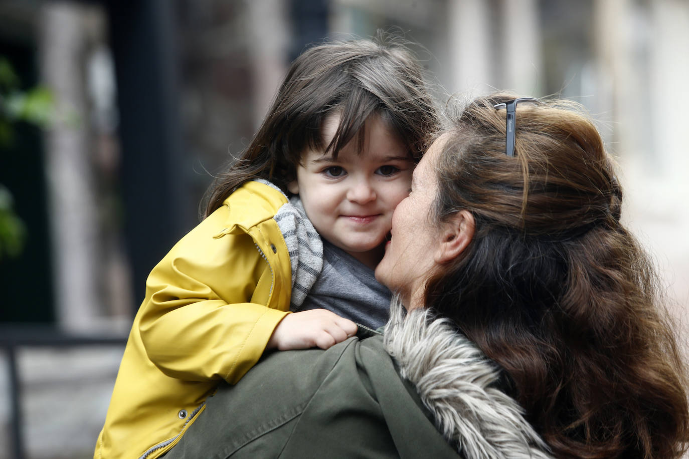 Este domingo se abrían las puertas de los hogares asturianos para que los menores de 14 años pudieran salir a la calle. Se cerraron para ellos el pasado 14 de marzo, cuando el presidente Pedro Sánchez decretaba el estado de alarma por la crisis sanitaria del coronavirus y ha tenido que pasar más de un mes para que el Gobierno diese permiso a las familias empezar a salir a la calle con los pequeños para hacer paseos cortos. Este 26 de abril se aliviaba el encierro en miles de hogares de Asturias y los pequeños han sabido aprovecharlo.