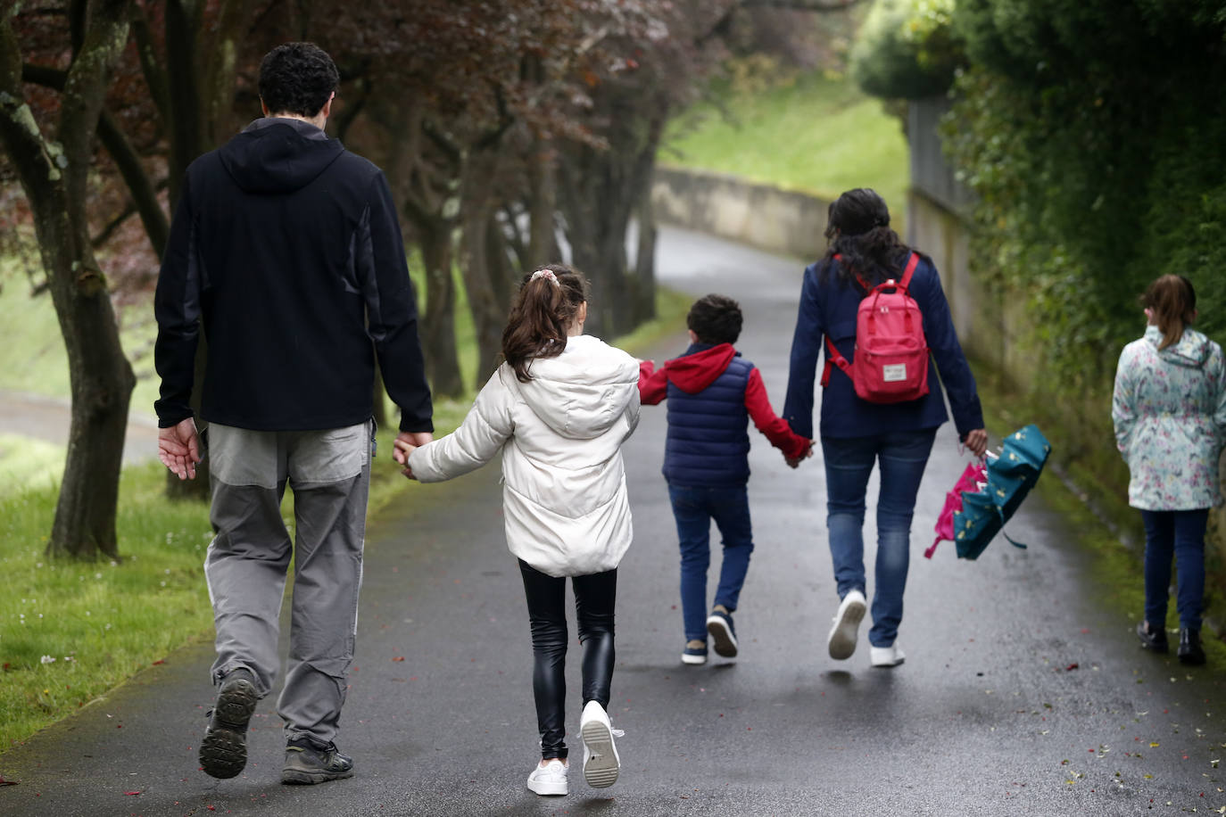 Este domingo se abrían las puertas de los hogares asturianos para que los menores de 14 años pudieran salir a la calle. Se cerraron para ellos el pasado 14 de marzo, cuando el presidente Pedro Sánchez decretaba el estado de alarma por la crisis sanitaria del coronavirus y ha tenido que pasar más de un mes para que el Gobierno diese permiso a las familias empezar a salir a la calle con los pequeños para hacer paseos cortos. Este 26 de abril se aliviaba el encierro en miles de hogares de Asturias y los pequeños han sabido aprovecharlo.