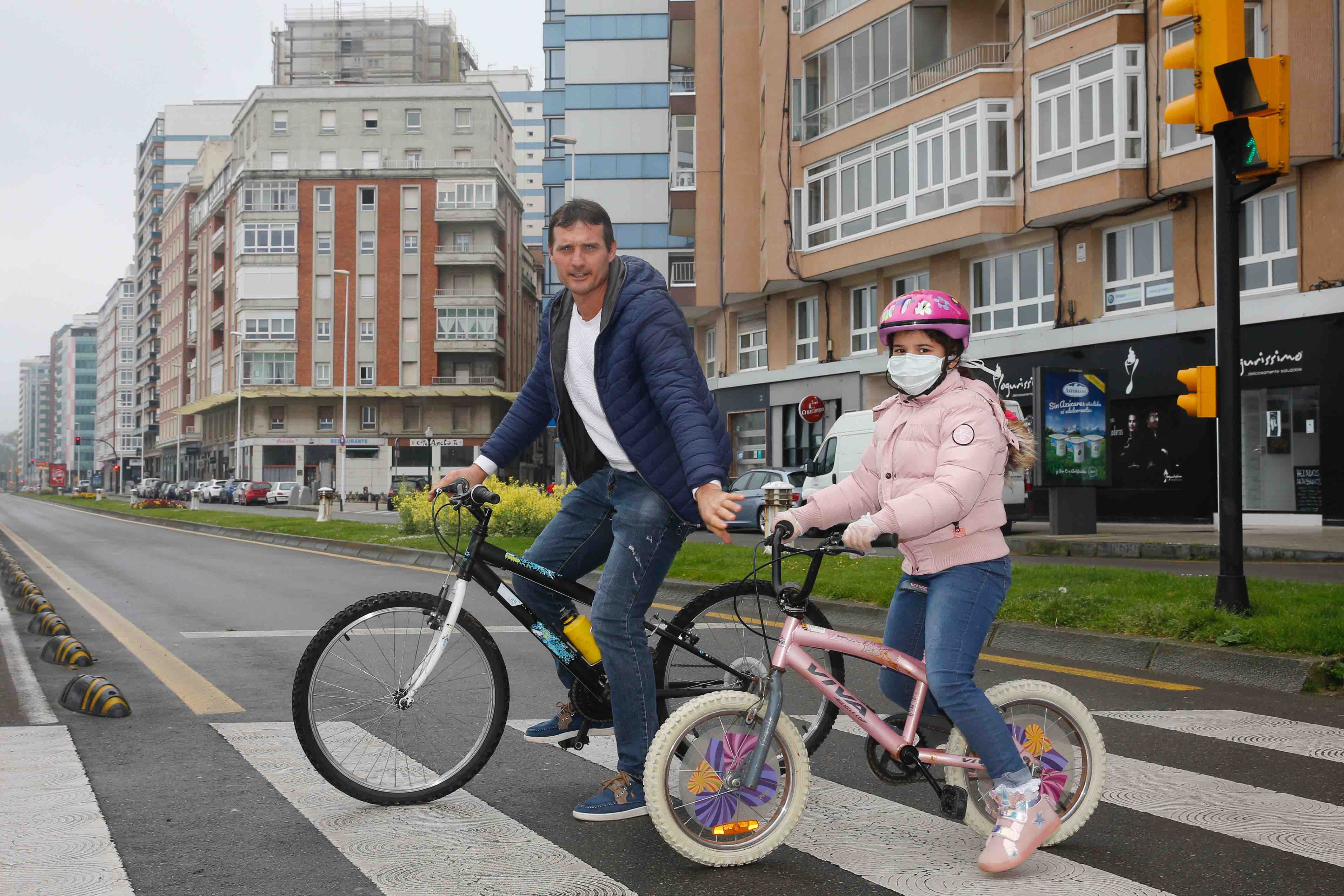 Este domingo se abrían las puertas de los hogares asturianos para que los menores de 14 años pudieran salir a la calle. Se cerraron para ellos el pasado 14 de marzo, cuando el presidente Pedro Sánchez decretaba el estado de alarma por la crisis sanitaria del coronavirus y ha tenido que pasar más de un mes para que el Gobierno diese permiso a las familias empezar a salir a la calle con los pequeños para hacer paseos cortos. Este 26 de abril se aliviaba el encierro en miles de hogares de Asturias y los pequeños han sabido aprovecharlo.