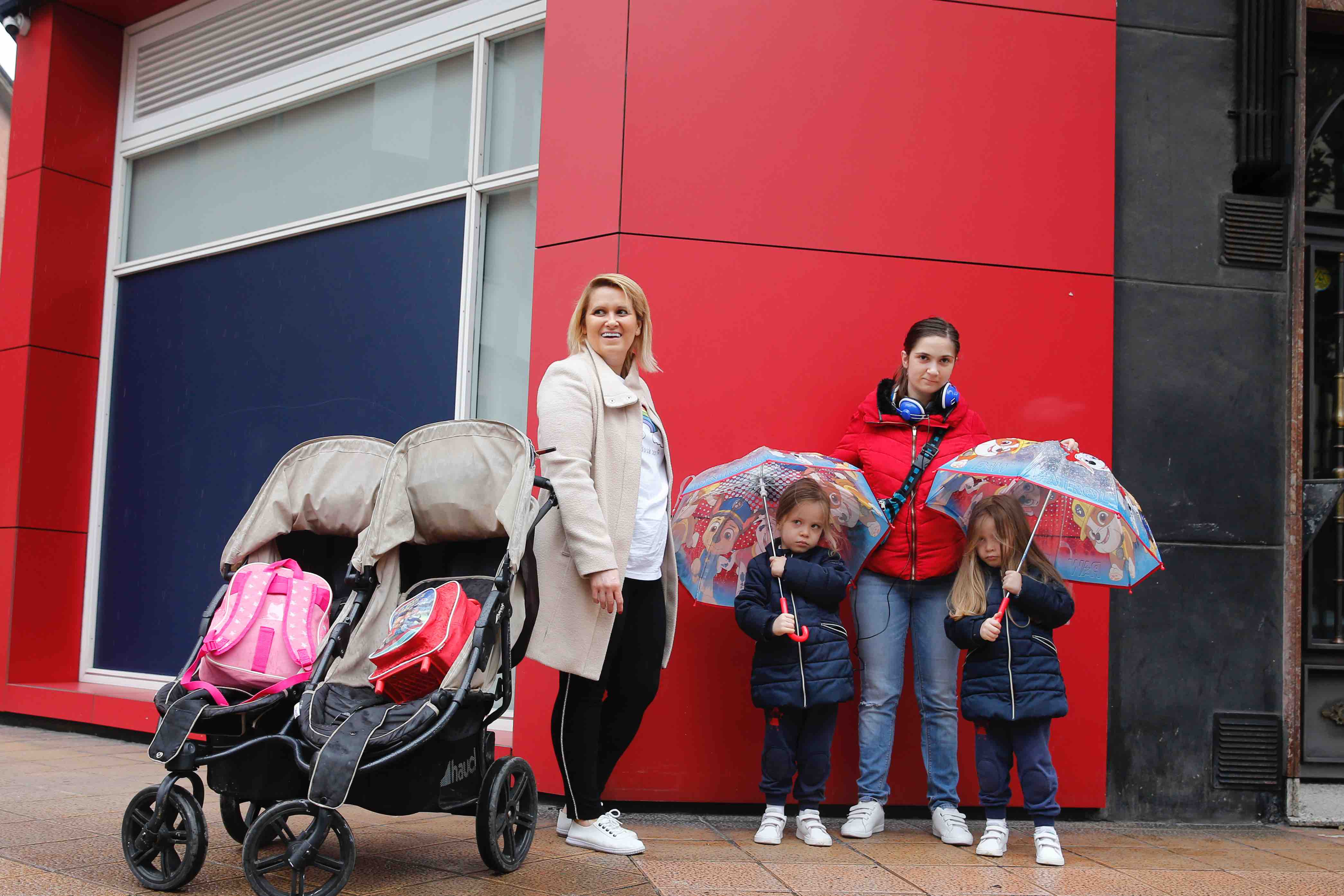 Este domingo se abrían las puertas de los hogares asturianos para que los menores de 14 años pudieran salir a la calle. Se cerraron para ellos el pasado 14 de marzo, cuando el presidente Pedro Sánchez decretaba el estado de alarma por la crisis sanitaria del coronavirus y ha tenido que pasar más de un mes para que el Gobierno diese permiso a las familias empezar a salir a la calle con los pequeños para hacer paseos cortos. Este 26 de abril se aliviaba el encierro en miles de hogares de Asturias y los pequeños han sabido aprovecharlo.