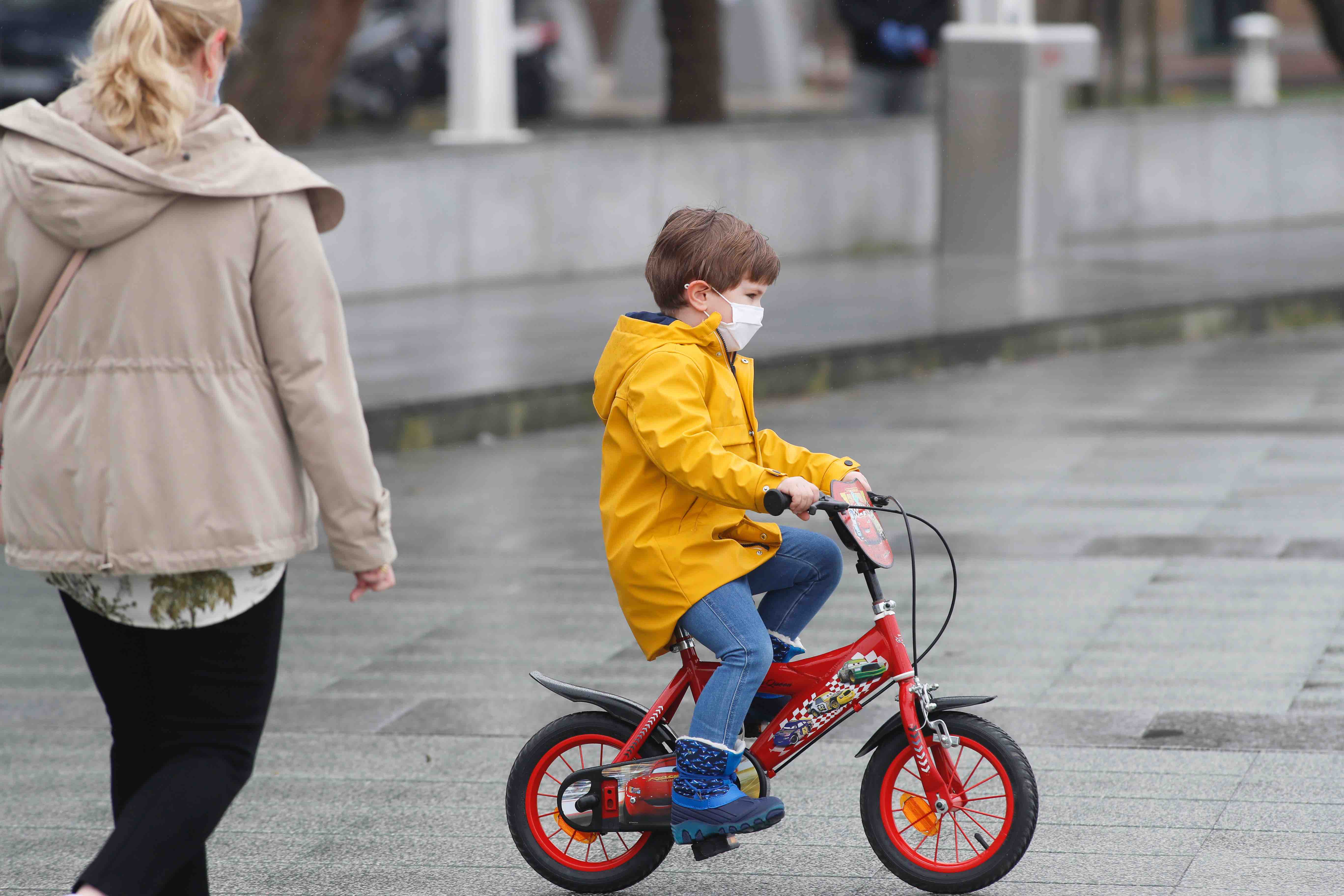 Este domingo se abrían las puertas de los hogares asturianos para que los menores de 14 años pudieran salir a la calle. Se cerraron para ellos el pasado 14 de marzo, cuando el presidente Pedro Sánchez decretaba el estado de alarma por la crisis sanitaria del coronavirus y ha tenido que pasar más de un mes para que el Gobierno diese permiso a las familias empezar a salir a la calle con los pequeños para hacer paseos cortos. Este 26 de abril se aliviaba el encierro en miles de hogares de Asturias y los pequeños han sabido aprovecharlo.