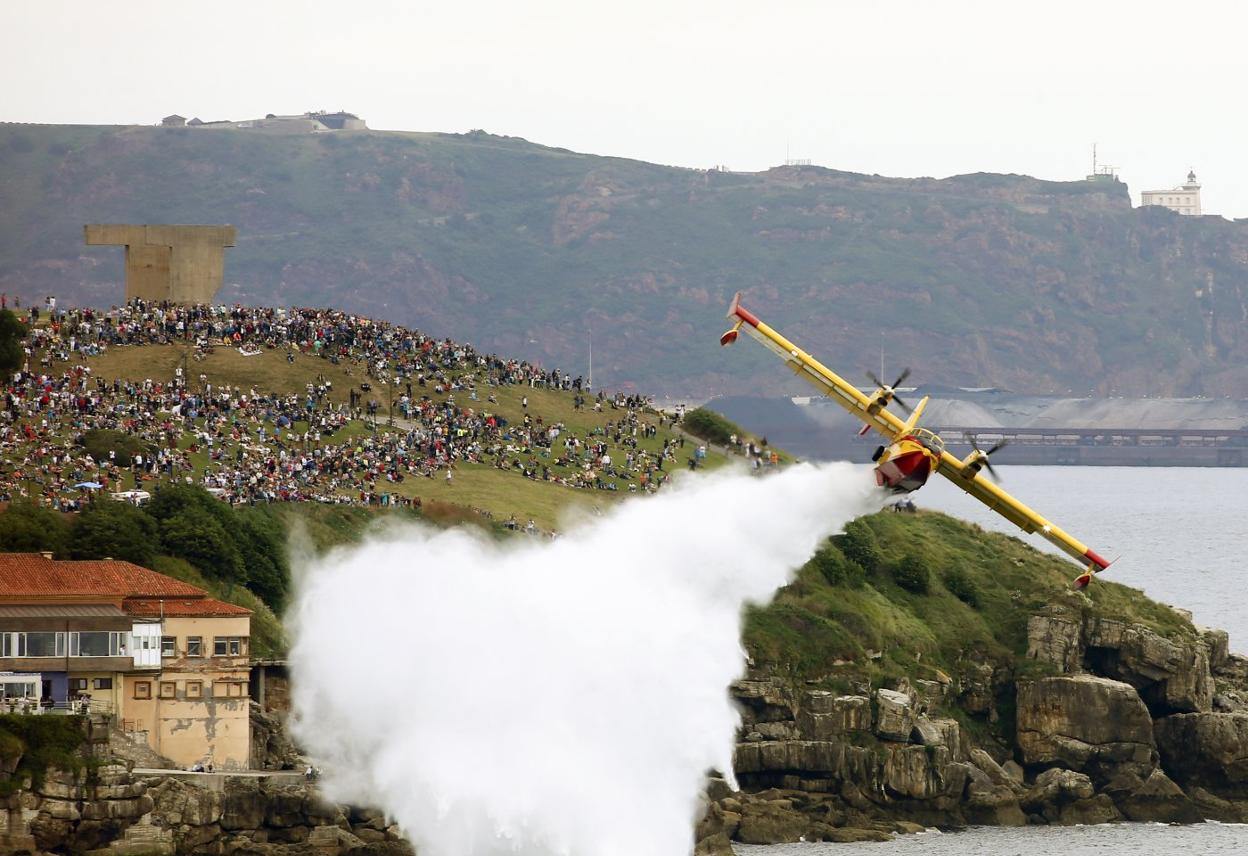 El avión anfibio Canadair del Ejército del Aire en el XIV Festival Aéreo de Gijón, en 2019. 