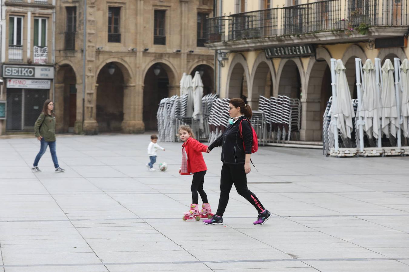 Fotos: El frío y la lluvia anima a pocos niños avilesinos a salir