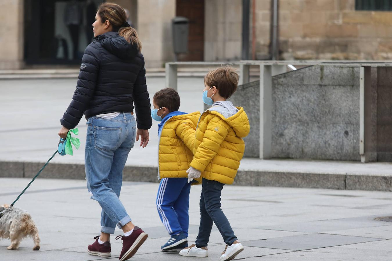 Fotos: El frío y la lluvia anima a pocos niños avilesinos a salir