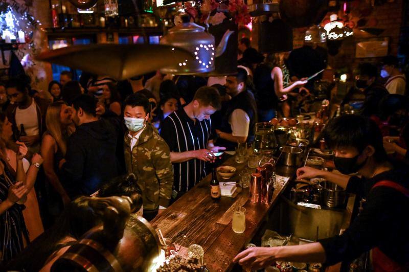 Mascarillas y copas: China reabre los bares  Imágenes | Mascarillas y copas: China reabre los bares