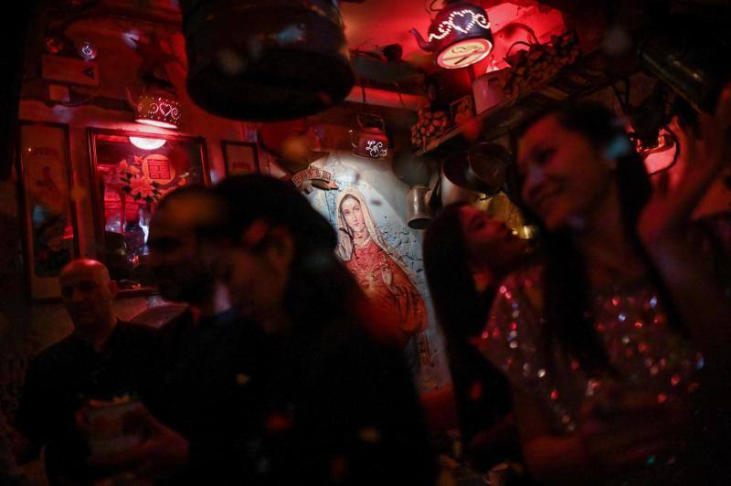 La pandemia de coronavirus ha paralizado prácticamente todo el mundo. Poco a poco se van observando síntomas de mejora, como la reapertura de los establecimientos hosteleros en China, donde comenzó la enfermedad Covid-19. No obstante, algunas personas aún no se atreven a ir a los bares con la cara descubierta y optan por las mascarillas como medidas de protección ante el coronavirus. 