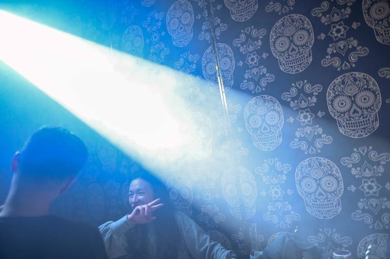 La pandemia de coronavirus ha paralizado prácticamente todo el mundo. Poco a poco se van observando síntomas de mejora, como la reapertura de los establecimientos hosteleros en China, donde comenzó la enfermedad Covid-19. No obstante, algunas personas aún no se atreven a ir a los bares con la cara descubierta y optan por las mascarillas como medidas de protección ante el coronavirus. 