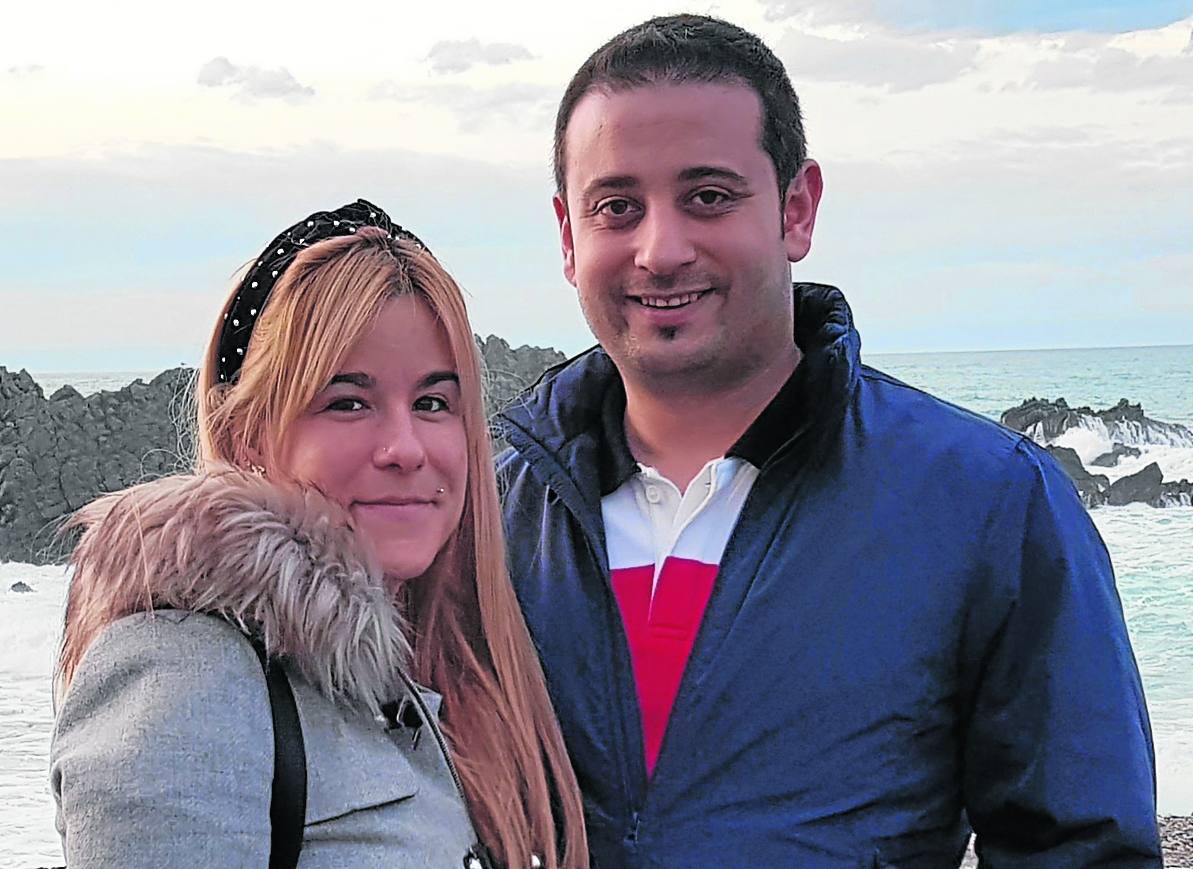 David, con su novia, Raquel Fanjul, que tienen fijada su boda para el próximo 8 de agosto.