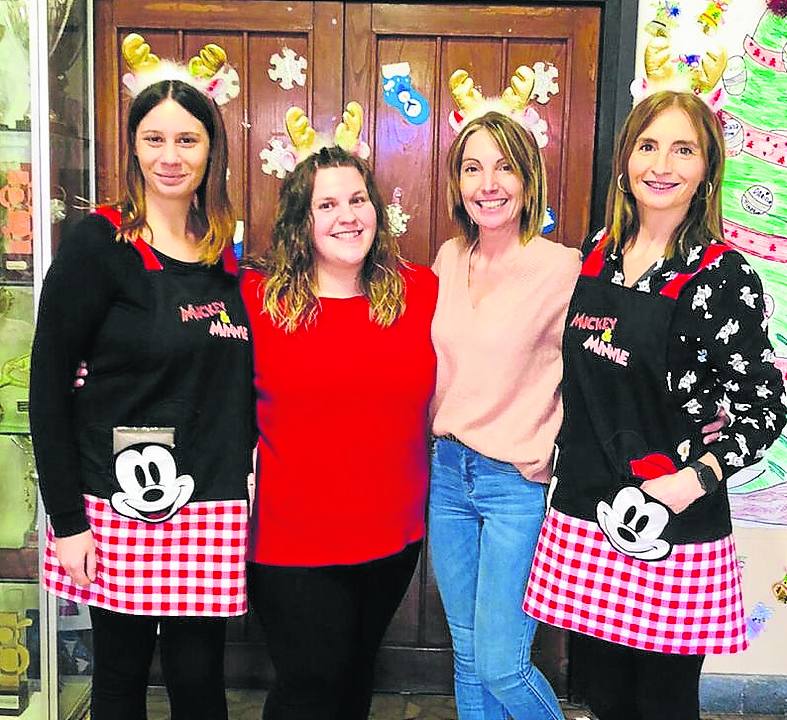 Rosa, primera por la izquierda, con sus compañeras esta Navidad.