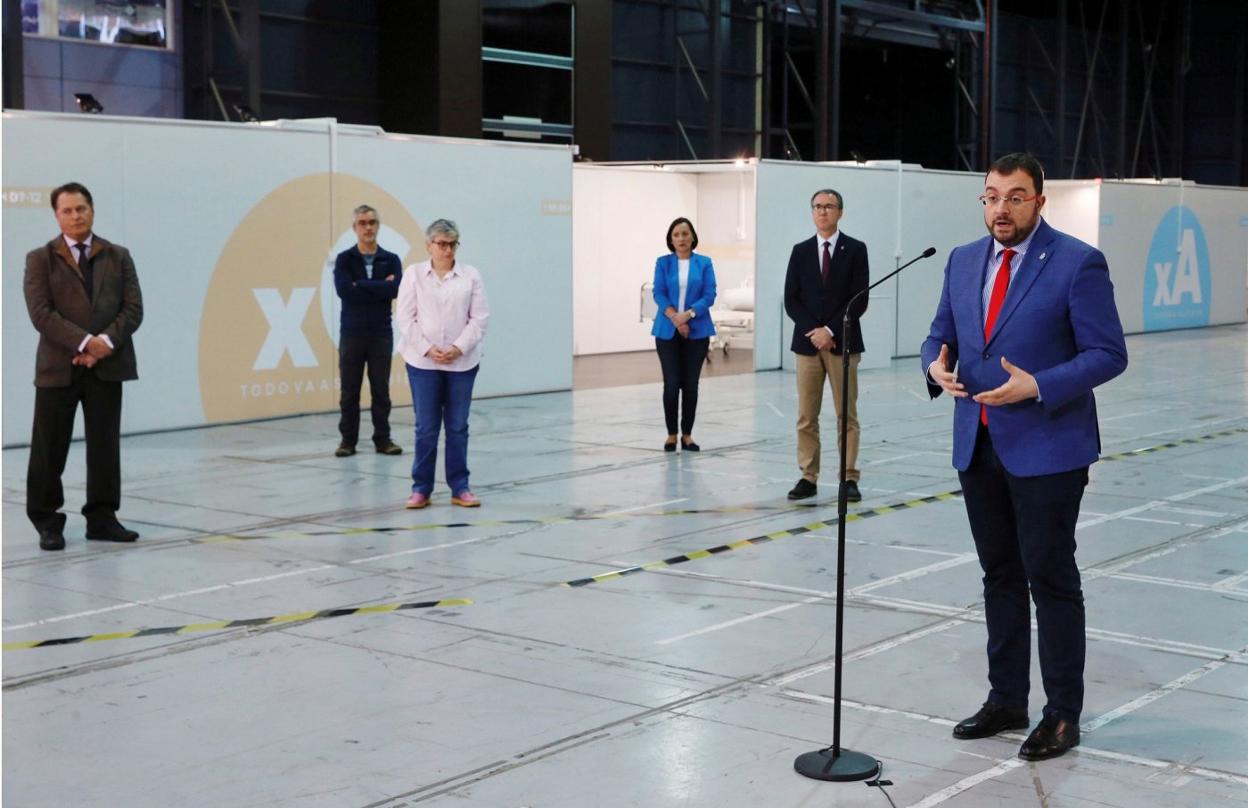 El presidente del Principado, en el hospital provisional ubicado en el pabellón central de l Recinto Luis Adaro. 