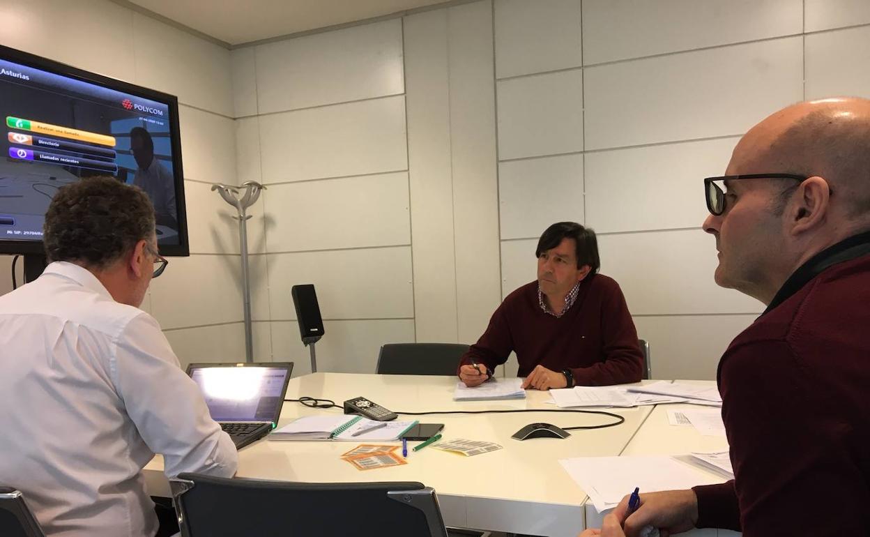 Antón González, técnico de la dirección general de Salud Pública; Roberto Fonseca, responsable de Sistemas, e Ignacio Donate, director del estudio nacional de seroprevalencia en Asturias, durante la videoconferencia que han mantenido con responsables del Sespa.