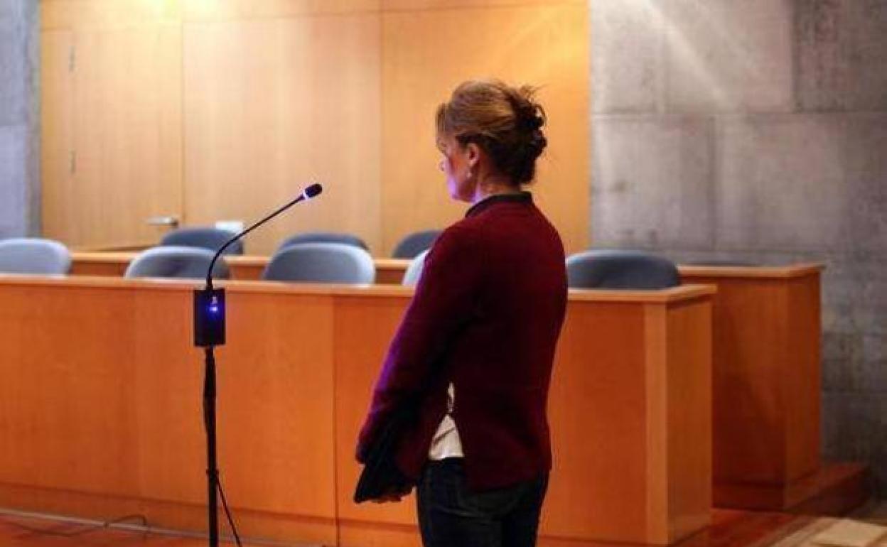 La procesada, en la sala de la Audiencia Provincial de Asturias el pasado año. / PIÑA