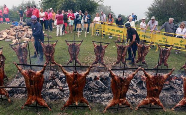 Una imagen de la Fiesta del Cordero en el Prau Llagüezos, durante la celebración de 2019. 