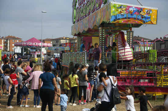 Atracciones de feria en las fiestas de Santa Isabel en Lugones. 