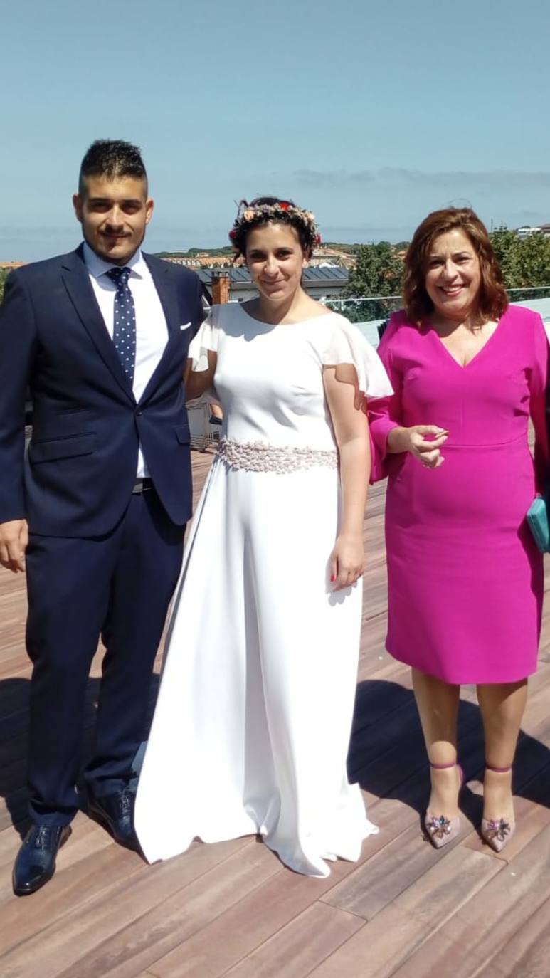 Feliz día mami. Sigue brillando hoy como lo haces todos los días. Te queremos. Laura y Dani