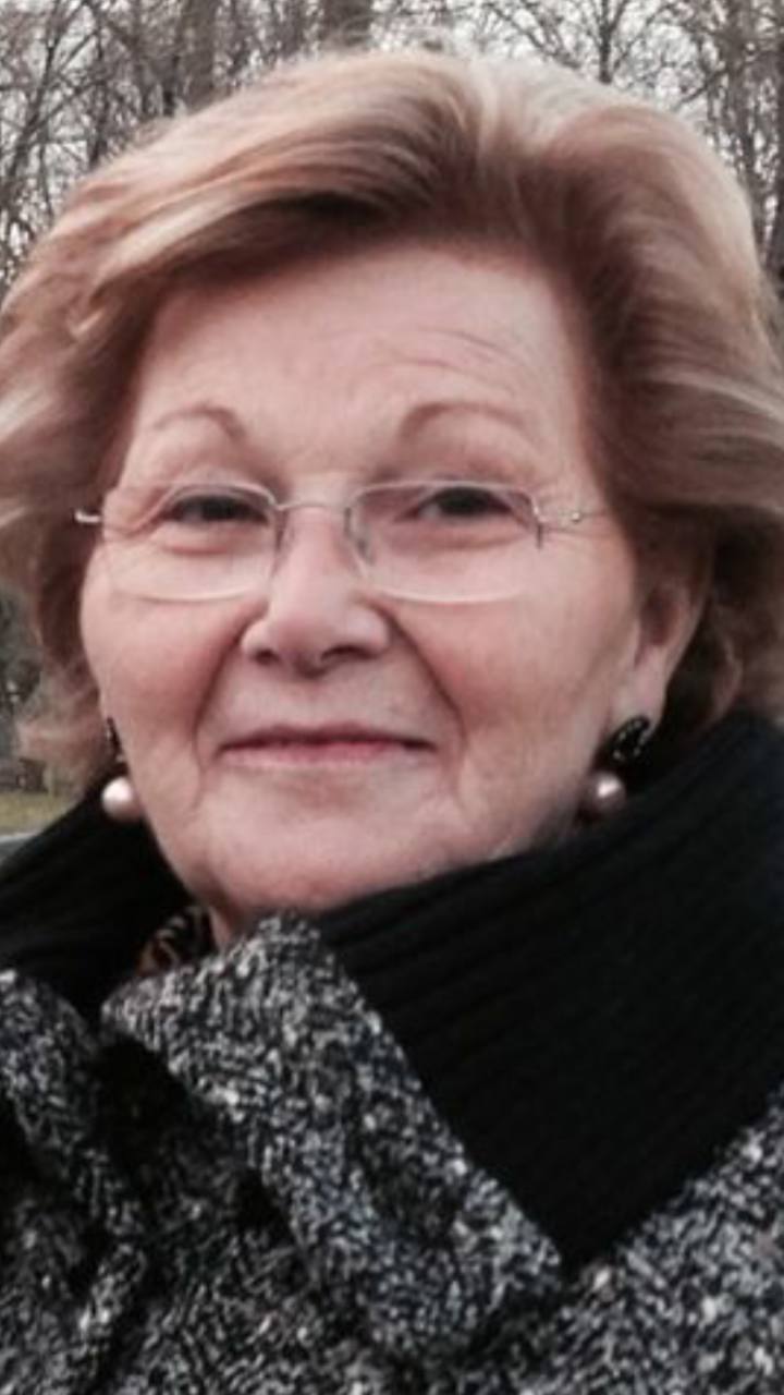 Muchas felicidades mamá, estas aguantando muy bien el confinamiento,pronto podremos vernos. Abrazos virtuales