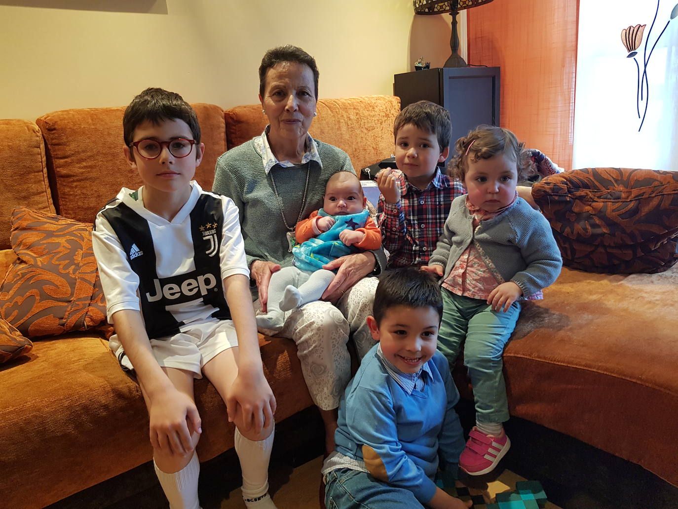 ¡Felicidades mamá! Eres la mejor madre y la mejor abuela. Tenemos muchas ganas de poder abrazarte. Te queremos.