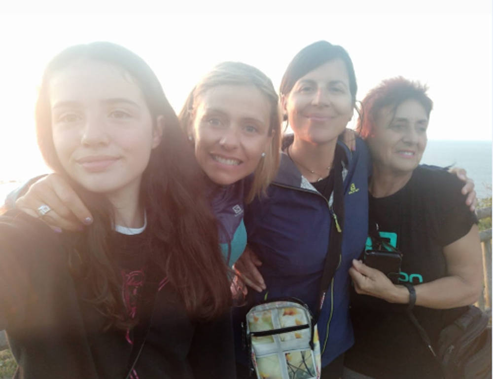 Hola mami. ¡¡Sorpresa!! Este año debido al confinamiento el regalo del día de la madre es este... una foto con Belén Sara y yo. Te queremos decir que te queremos mucho y eres la mejor mami del mundo. Gracias por estar ahí siempre y por siempre