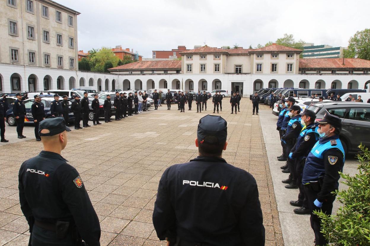 Efectivos de la Policía Nacional y la Local de Oviedo, durante el respetuoso minuto de silencio en Buenavista. 