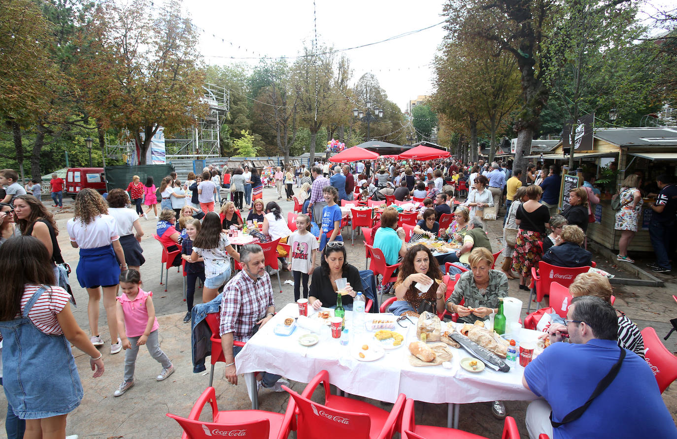 Tradicional comida del bollu preñau en el día grande de las fiestas de San Mateo en el parque de San Francisco, de 2019. 