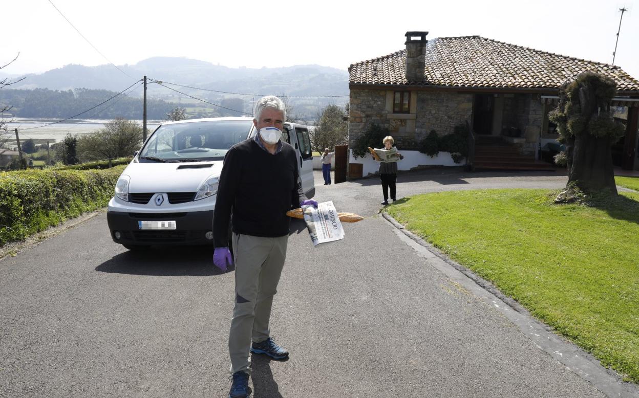Gonzalo Canteli reparte cada día el pan y el periódico por aldeas de Villaviciosa. 