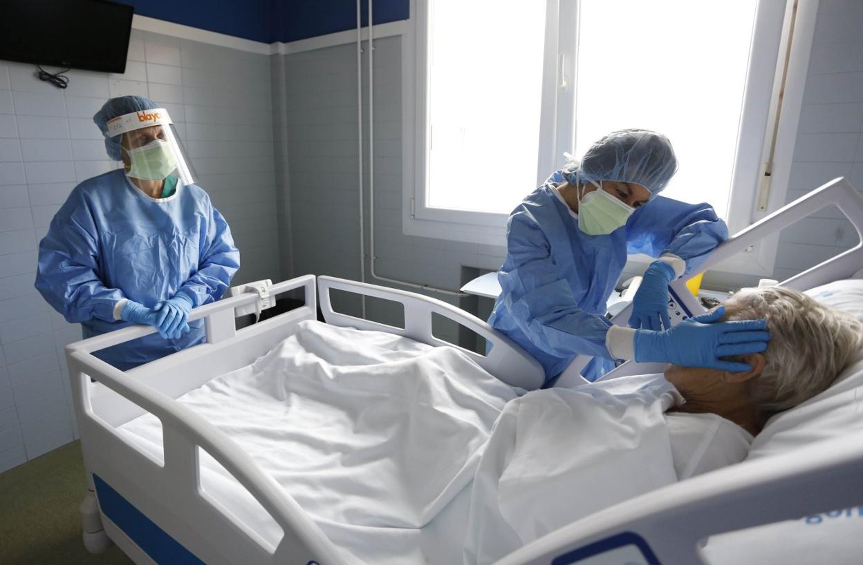 Graciela Conde acaricia a su abuela, Elena Fernández, durante su visita al Hospital Begoña. 
