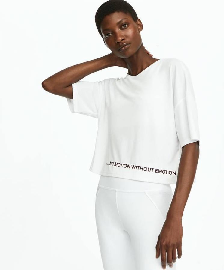 Camiseta crop blanca con mensaje de Oysho, 15,99 euros.