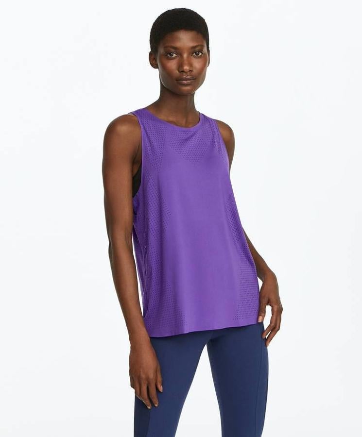 Camiseta de tirantes técnica en violeta de Oysho, 19,99 euros.