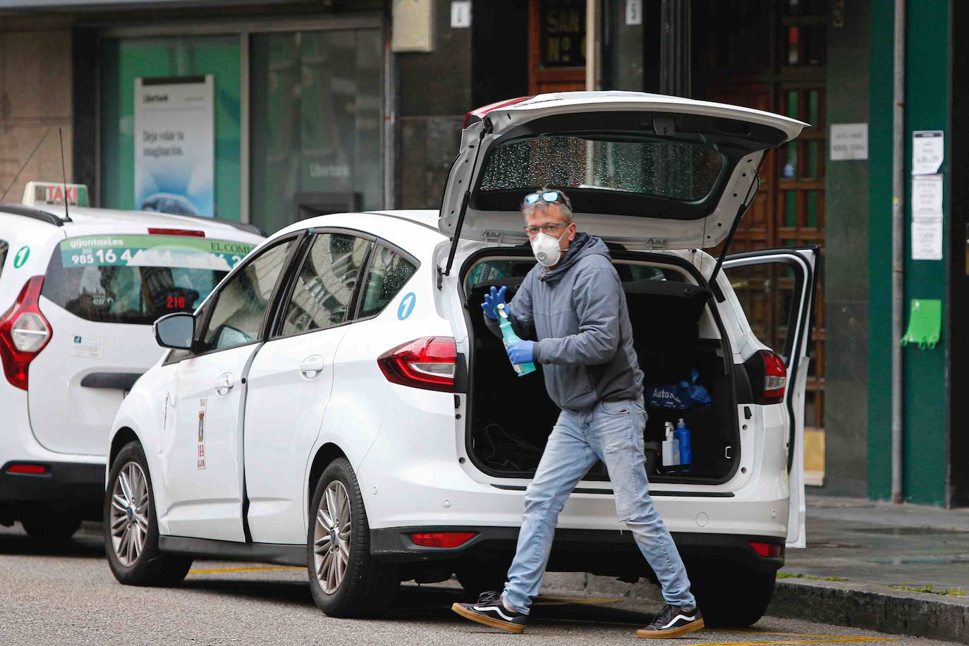 Después de casi cincuenta días de confinamiento, los asturianos continúan respetando las medidas del Estado de Alarma, a la espera de que llegue el sábado, fecha en la que se podrá salir a la calle para practicar ejercicio y dar paseos.