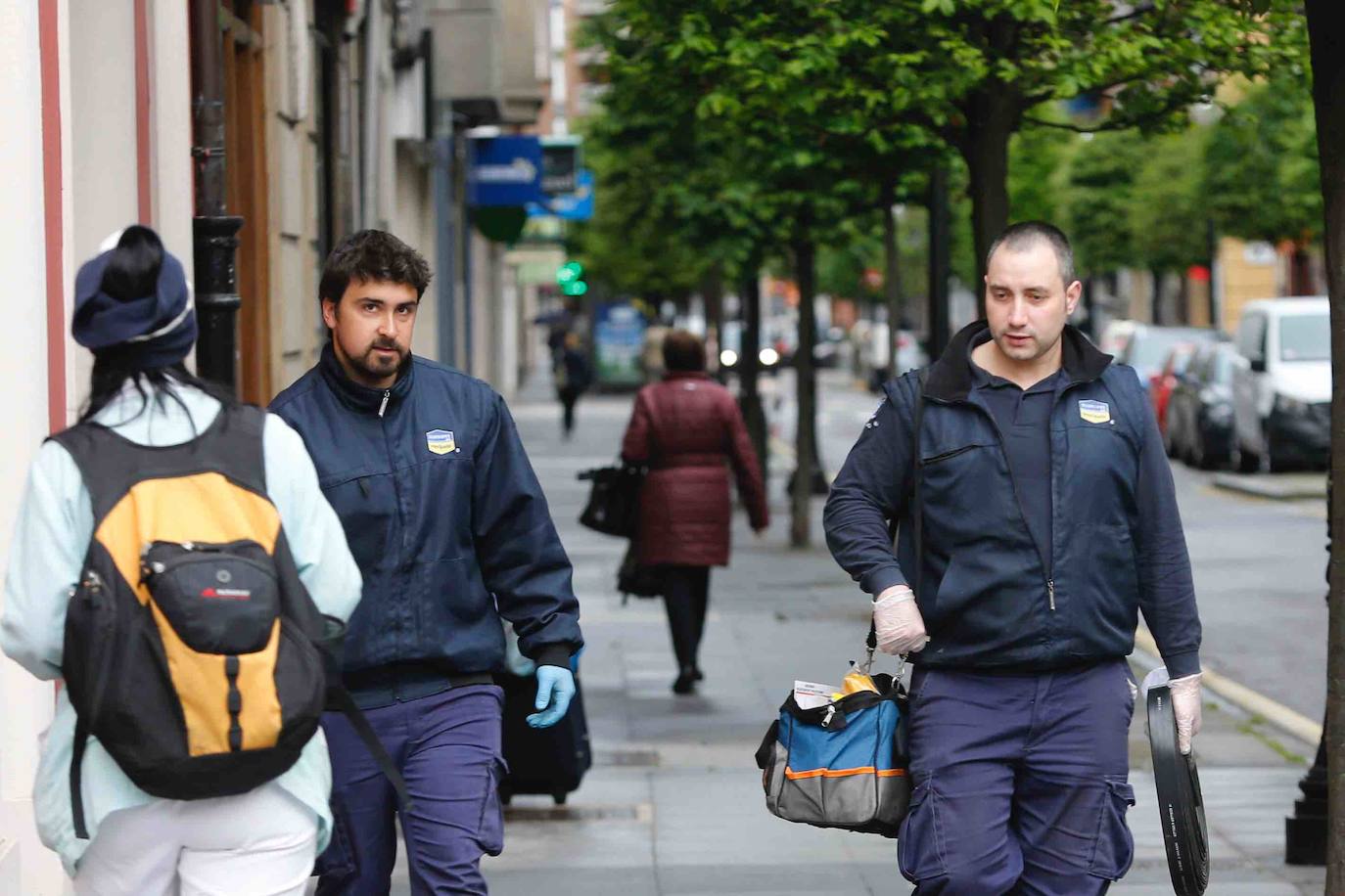 Después de casi cincuenta días de confinamiento, los asturianos continúan respetando las medidas del Estado de Alarma, a la espera de que llegue el sábado, fecha en la que se podrá salir a la calle para practicar ejercicio y dar paseos.