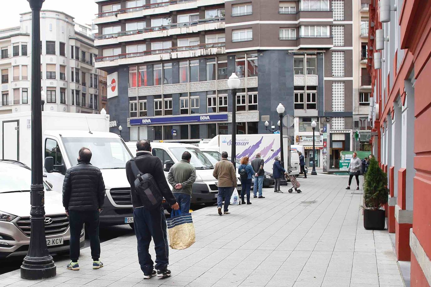 Después de casi cincuenta días de confinamiento, los asturianos continúan respetando las medidas del Estado de Alarma, a la espera de que llegue el sábado, fecha en la que se podrá salir a la calle para practicar ejercicio y dar paseos.