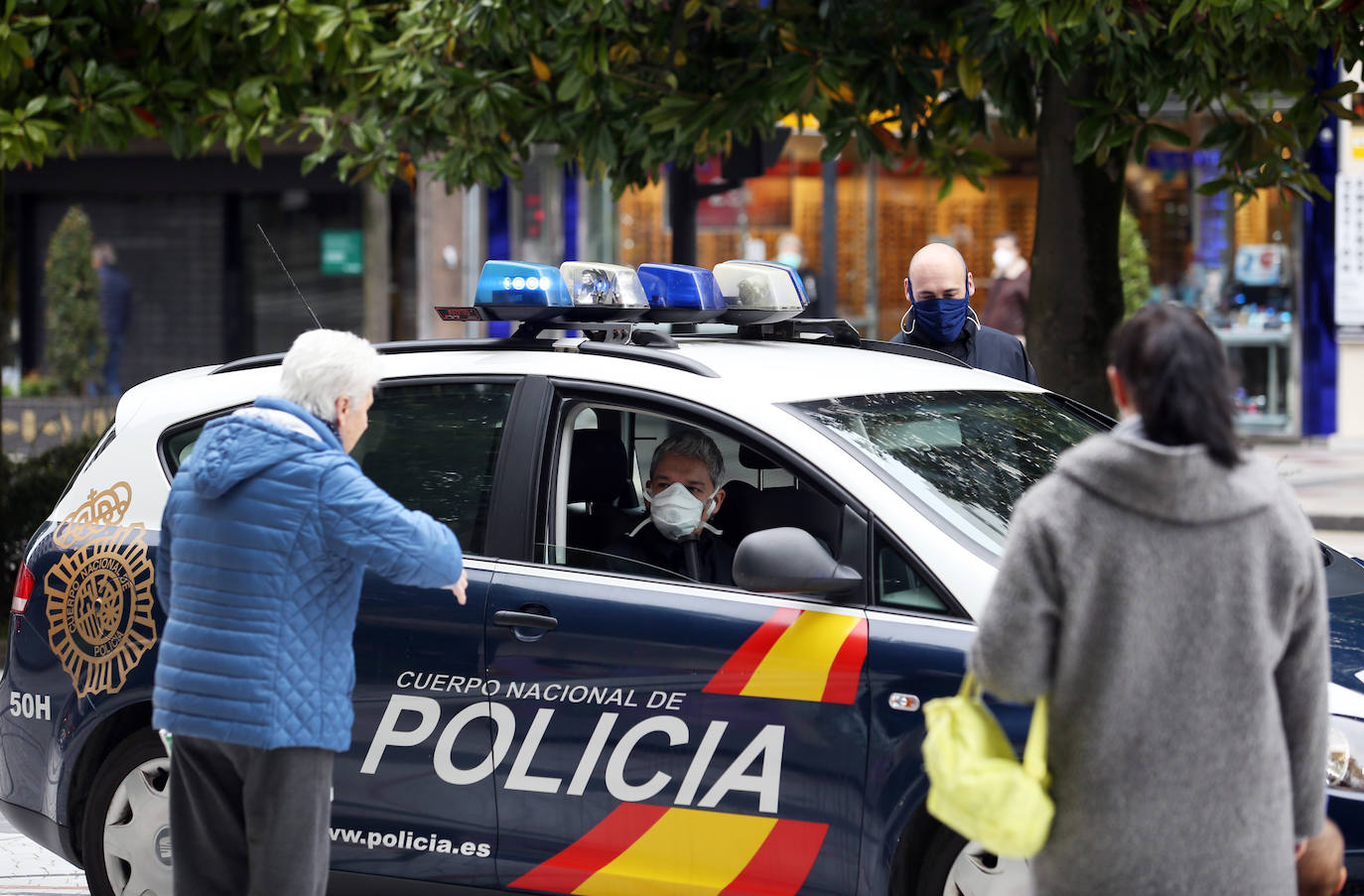 Después de casi cincuenta días de confinamiento, los asturianos continúan respetando las medidas del Estado de Alarma, a la espera de que llegue el sábado, fecha en la que se podrá salir a la calle para practicar ejercicio y dar paseos.