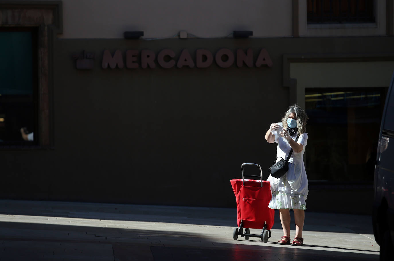 Después de casi cincuenta días de confinamiento, los asturianos continúan respetando las medidas del Estado de Alarma, a la espera de que llegue el sábado, fecha en la que se podrá salir a la calle para practicar ejercicio y dar paseos.