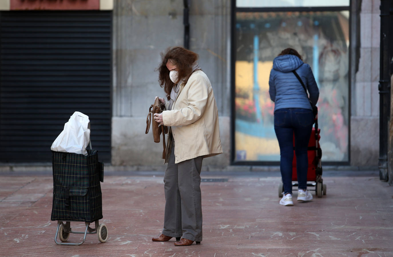 Después de casi cincuenta días de confinamiento, los asturianos continúan respetando las medidas del Estado de Alarma, a la espera de que llegue el sábado, fecha en la que se podrá salir a la calle para practicar ejercicio y dar paseos.