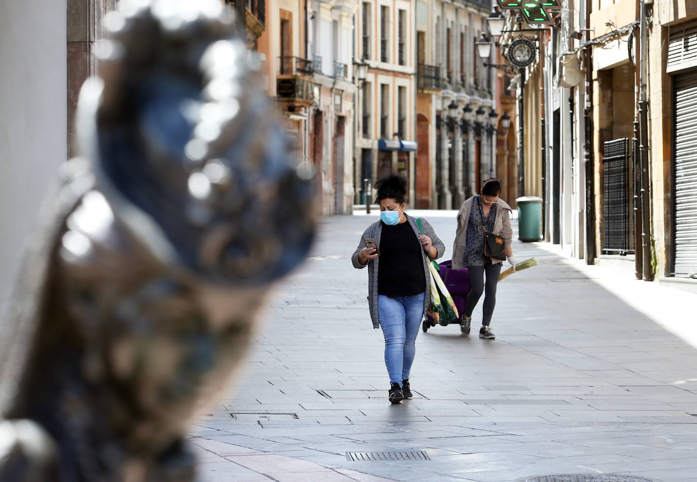 Después de casi cincuenta días de confinamiento, los asturianos continúan respetando las medidas del Estado de Alarma, a la espera de que llegue el sábado, fecha en la que se podrá salir a la calle para practicar ejercicio y dar paseos.