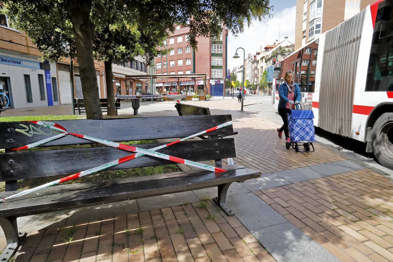 Después de casi cincuenta días de confinamiento, los asturianos continúan respetando las medidas del Estado de Alarma, a la espera de que llegue el sábado, fecha en la que se podrá salir a la calle para practicar ejercicio y dar paseos.