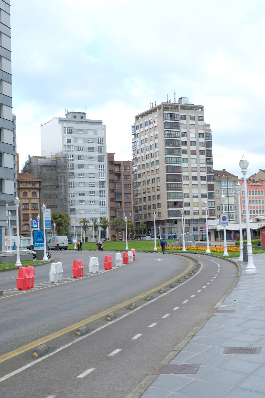 Este jueves se procedió al corte de un carril del Muro para facilitar los paseos de los ciudadanos durante la desescalada. Se trata de la vía más próxima al arenal entre Menéndez Pelayo y el Náutico.