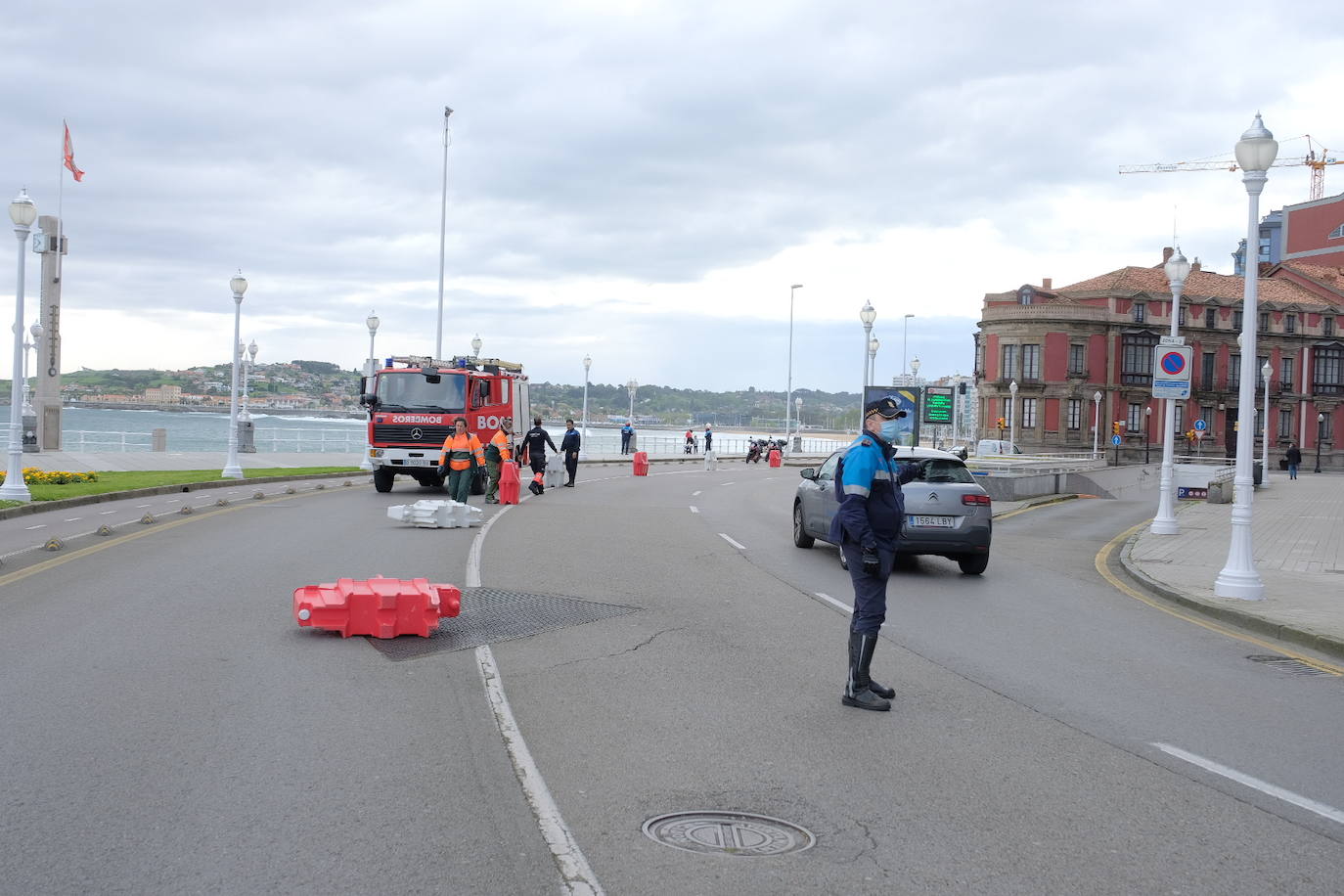 Este jueves se procedió al corte de un carril del Muro para facilitar los paseos de los ciudadanos durante la desescalada. Se trata de la vía más próxima al arenal entre Menéndez Pelayo y el Náutico.