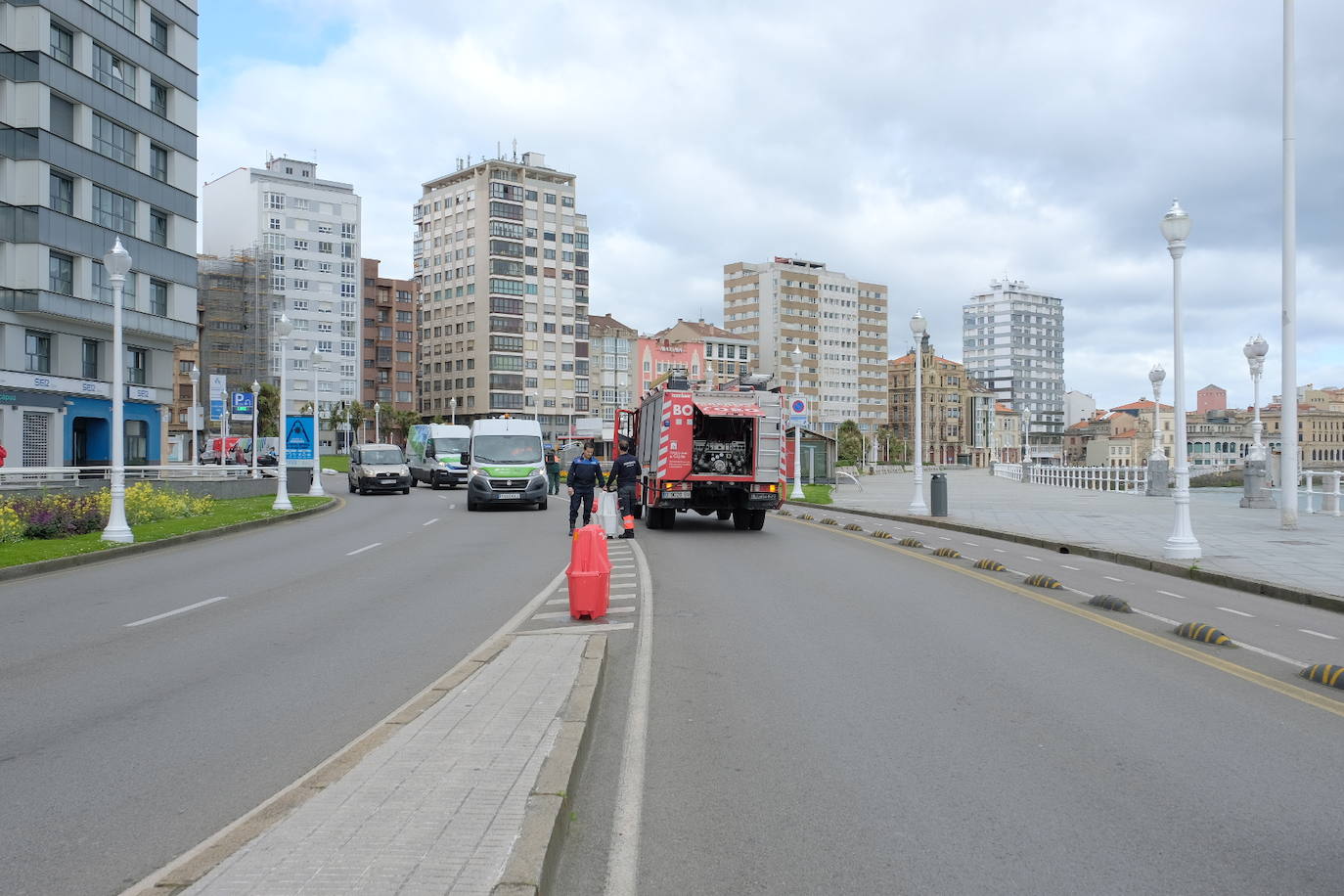Este jueves se procedió al corte de un carril del Muro para facilitar los paseos de los ciudadanos durante la desescalada. Se trata de la vía más próxima al arenal entre Menéndez Pelayo y el Náutico.