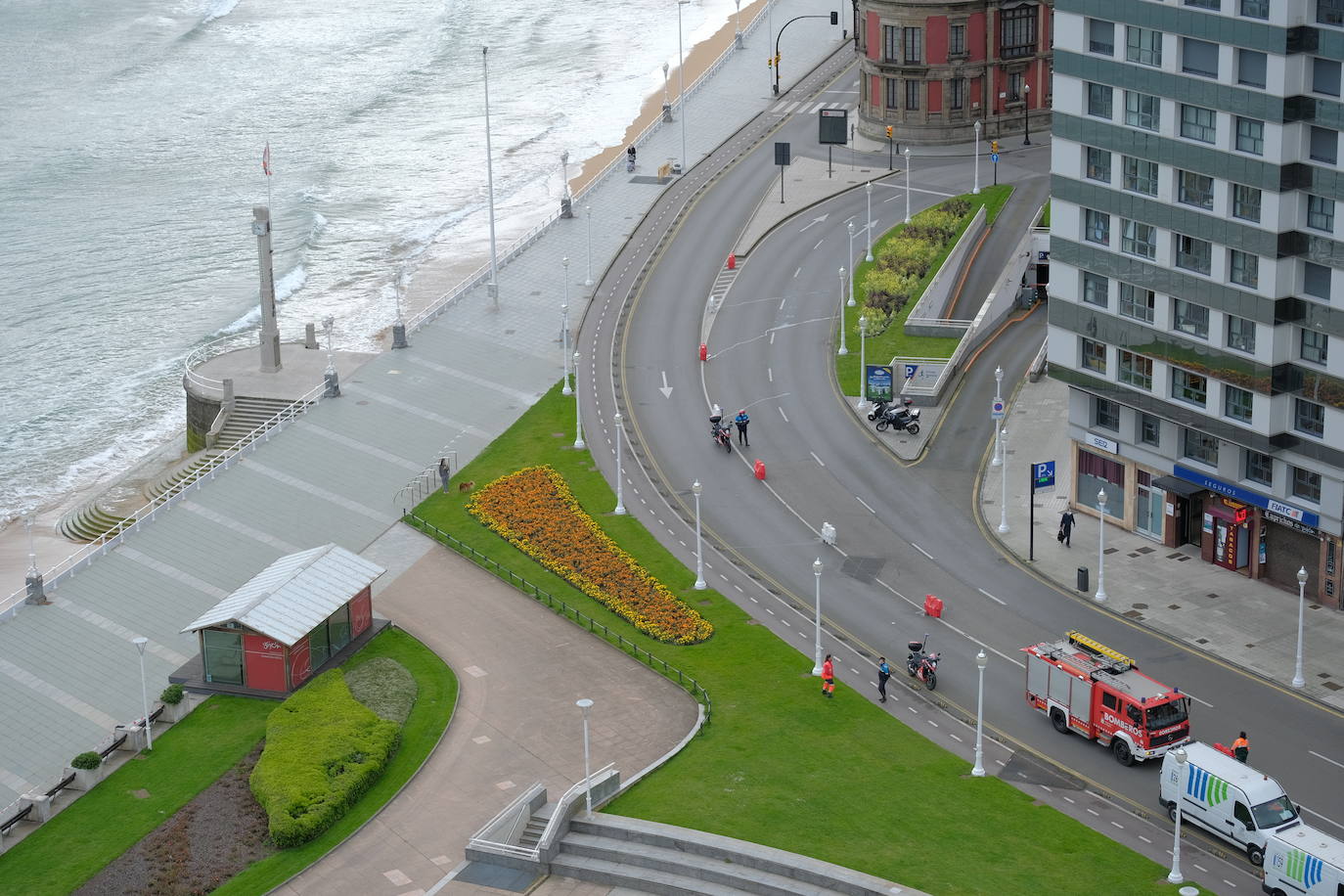 Este jueves se procedió al corte de un carril del Muro para facilitar los paseos de los ciudadanos durante la desescalada. Se trata de la vía más próxima al arenal entre Menéndez Pelayo y El Náutico.