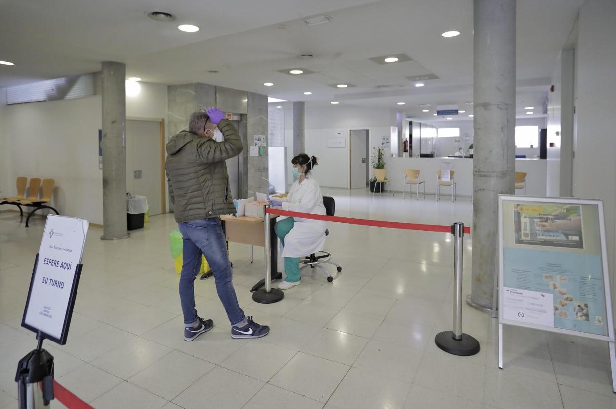 Un paciente aguarda su turno en la zona de pretriaje del centro de salud de La Calzada. 