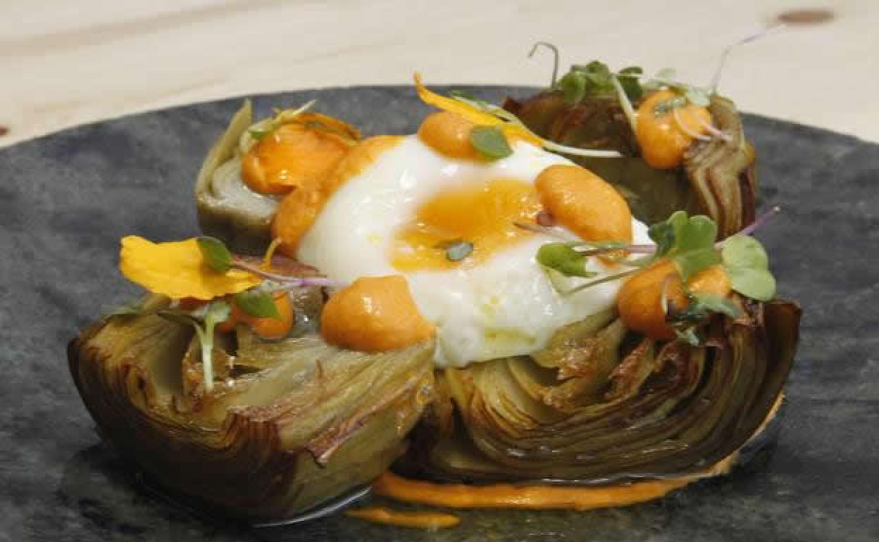 Alcachofas confitadas con romesco y huevo