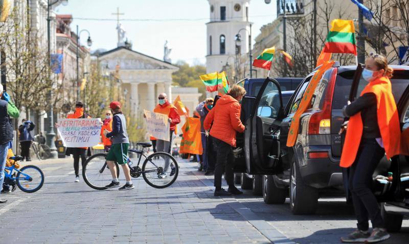 El coronavirus ha dejado imágenes insólitas durante las manifestaciones del 1 de mayo, Día del Trabajador, en todo el mundo. Eso sí, no ha podido con las protestas de países como Grecia, Turquía, Pakistán, Corea del Sur, Lituania o España.