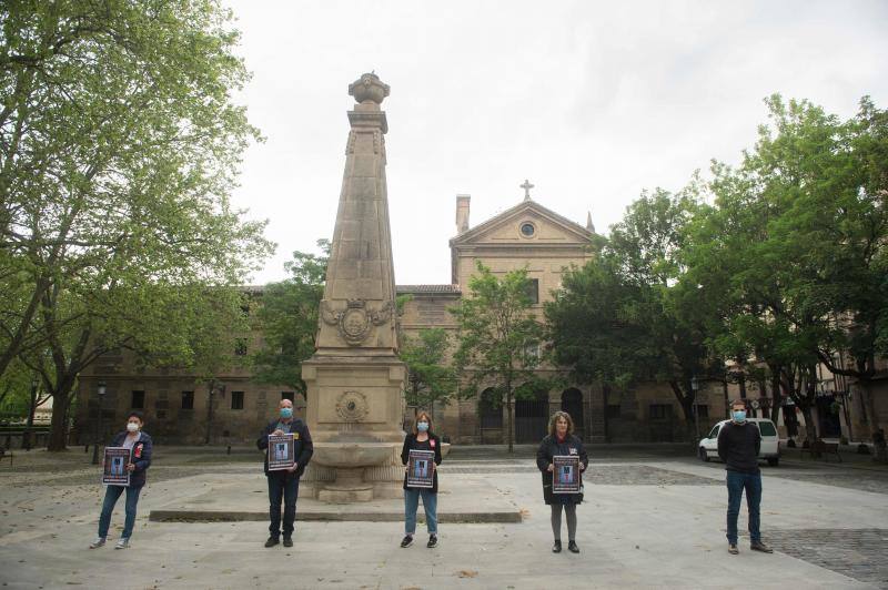 El coronavirus ha dejado imágenes insólitas durante las manifestaciones del 1 de mayo, Día del Trabajador, en todo el mundo. Eso sí, no ha podido con las protestas de países como Grecia, Turquía, Pakistán, Corea del Sur, Lituania o España. En la imagen, una protesta en Pamplona. 