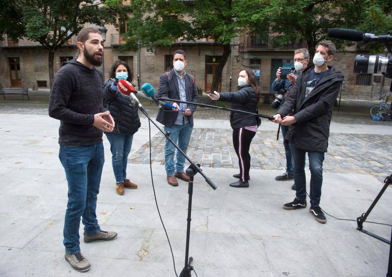 El coronavirus ha dejado imágenes insólitas durante las manifestaciones del 1 de mayo, Día del Trabajador, en todo el mundo. Eso sí, no ha podido con las protestas de países como Grecia, Turquía, Pakistán, Corea del Sur, Lituania o España. En la imagen, una protesta en Pamplona. 