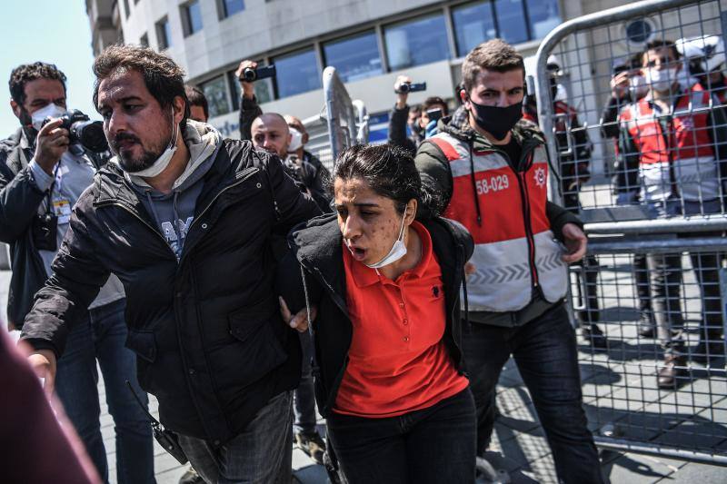 El coronavirus ha dejado imágenes insólitas durante las manifestaciones del 1 de mayo, Día del Trabajador, en todo el mundo. Eso sí, no ha podido con las protestas de países como Grecia, Turquía, Pakistán, Corea del Sur, Lituania o España.