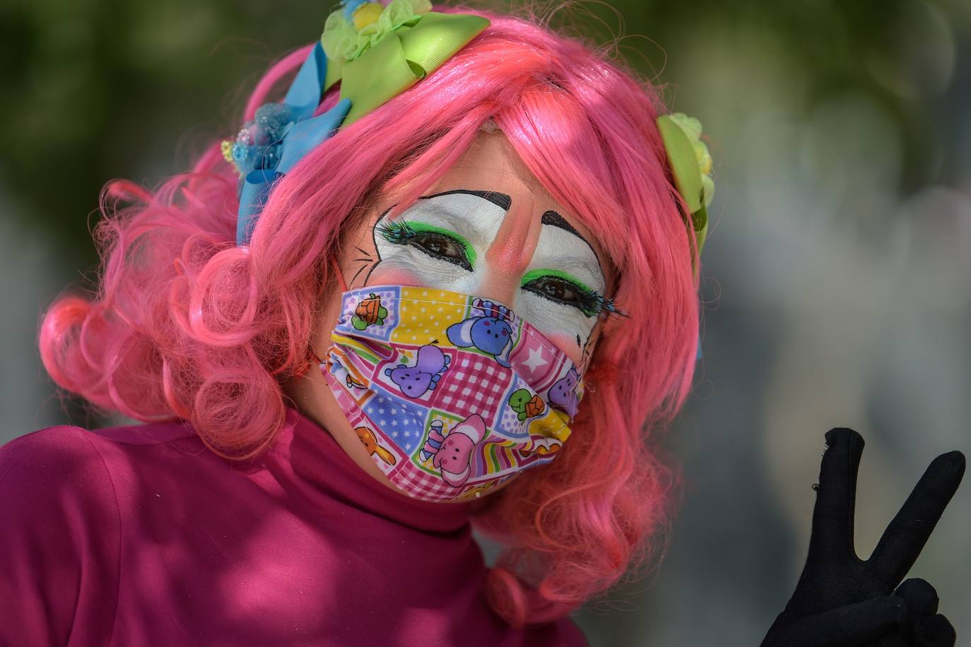 Las calles de todo el mundo se han llenado de las más variopintas mascarillas, desde las reivindicativas hasta la 'patriótica' mascarilla de la portavoz de Vox en el Congreso de los Diputados, Macarena Olona