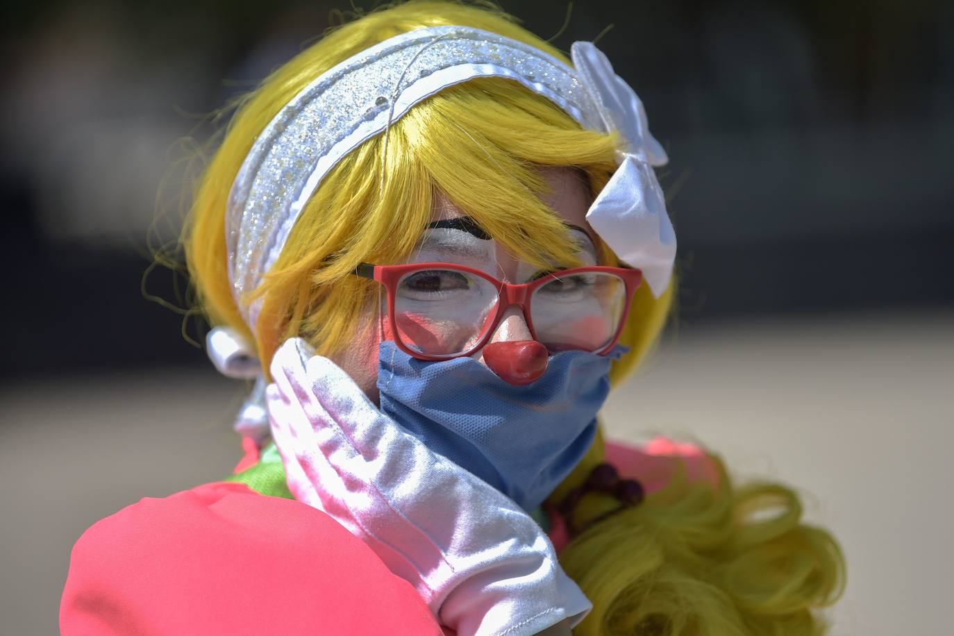 Las calles de todo el mundo se han llenado de las más variopintas mascarillas, desde las reivindicativas hasta la 'patriótica' mascarilla de la portavoz de Vox en el Congreso de los Diputados, Macarena Olona